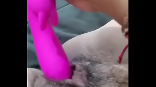 Se masturba con su rico vibrador y en seña su rico cliptoris?
